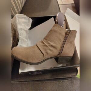 Brand new shoes size 9 wide